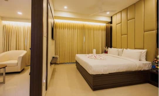 ROYAL ROOM