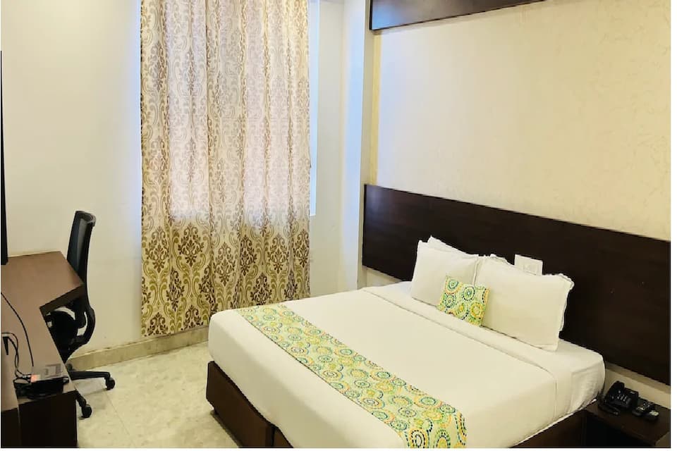 Economic Club Room with free WIFI