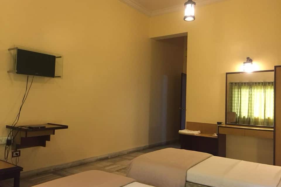 Hotel Woodlands Vapi - Location, Photos, Reviews