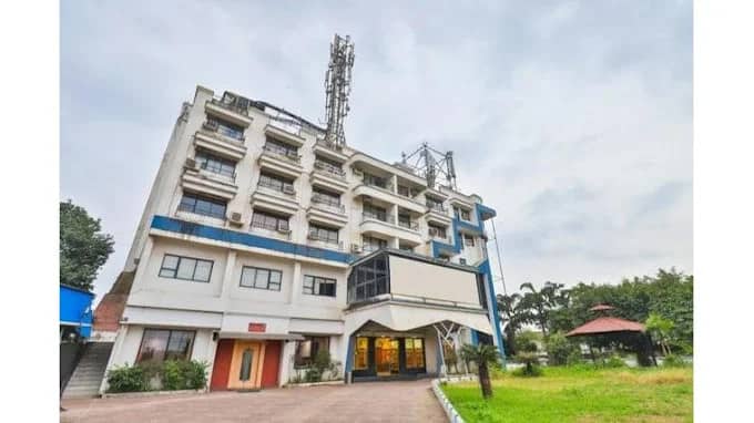 Hotel Woodlands Vapi - Location, Photos, Reviews