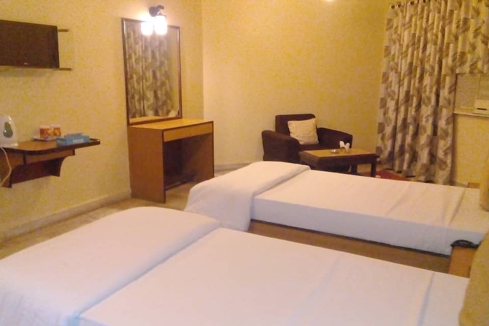 Hotel Woodlands Vapi - Location, Photos, Reviews