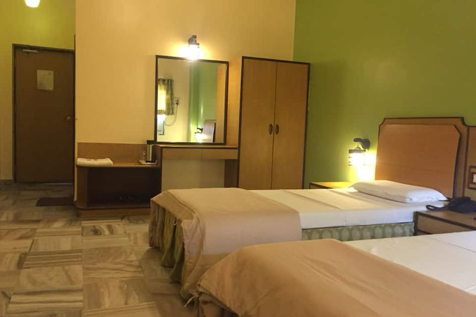 Hotel Woodlands Vapi - Location, Photos, Reviews