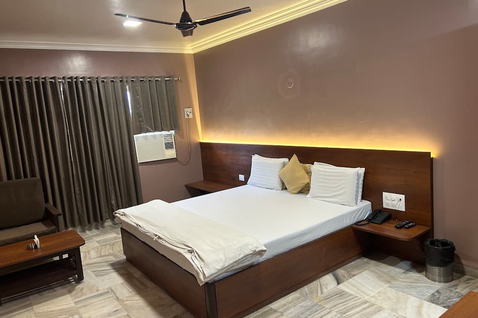 Hotel Woodlands Vapi - Location, Photos, Reviews